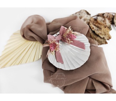 Concha de batismo em resina decorada com flores secas + laço