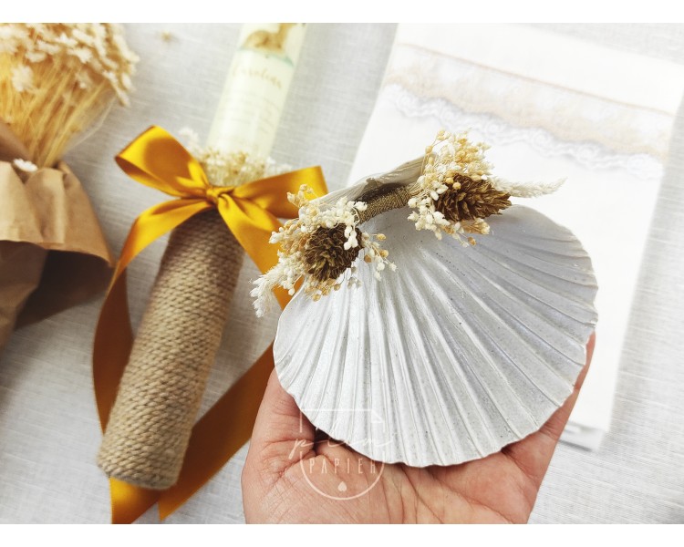 Concha de batismo em resina decorada com flores secas