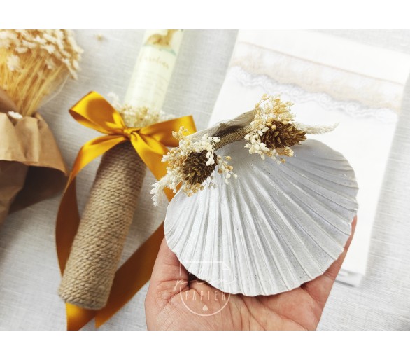 Concha de batismo em vieira, resina ou cerâmica decorada com flores secas tons beges e Dourado