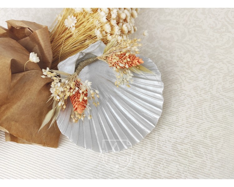 Concha de batismo em resina decorada com flores secas