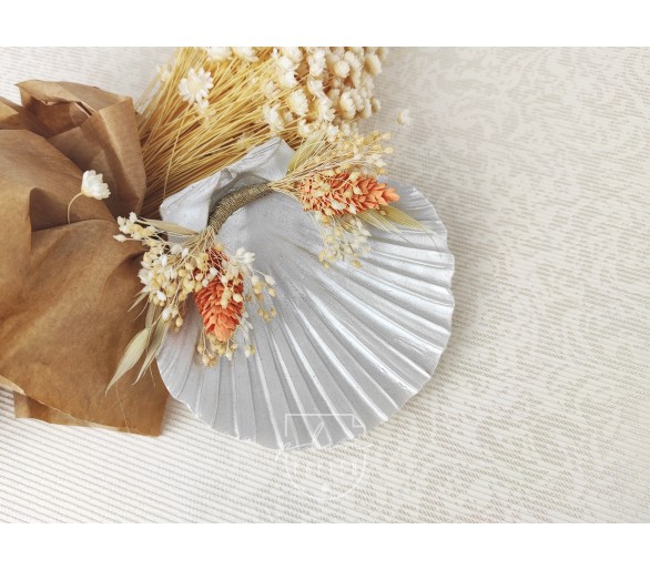 Concha de batismo em vieira, resina ou cerâmica decorada com flores secas - laranja / salmão