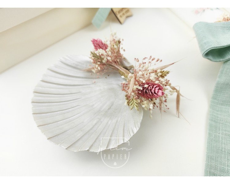Concha de batismo em resina decorada com flores secas rosa e verde