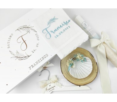 CJ20 CONJUNTO DE BATISMO COMPLETO - caixa, vela floral, toalha estampada, concha floral