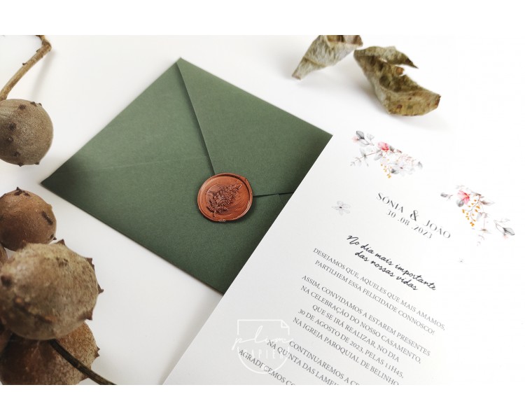 Convite de casamento floral a fechar com envelope kraft com lacre e folhas de oliveira
