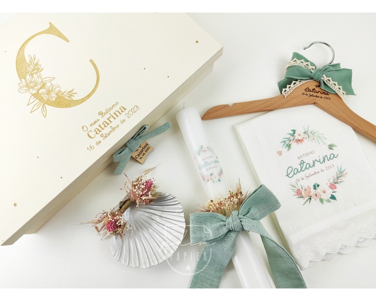 CJ23 CONJUNTO DE BATISMO COMPLETO, em linho - caixa, vela floral, toalha estampada, concha floral