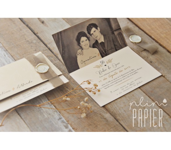 Convite com fotografia, decorado com cinta de tecido e lacre - Bodas de Ouro ou prata