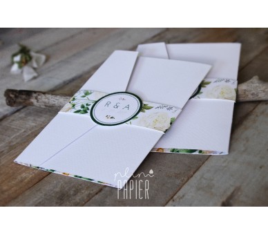 Convite de casamento floral com cinta de papel a fechar com etiqueta