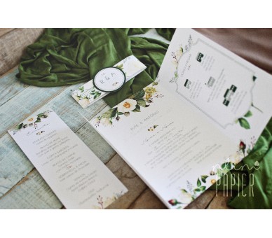 Convite de casamento floral com cinta de papel a fechar com etiqueta