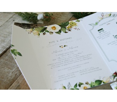 Convite de casamento floral com cinta de papel a fechar com etiqueta