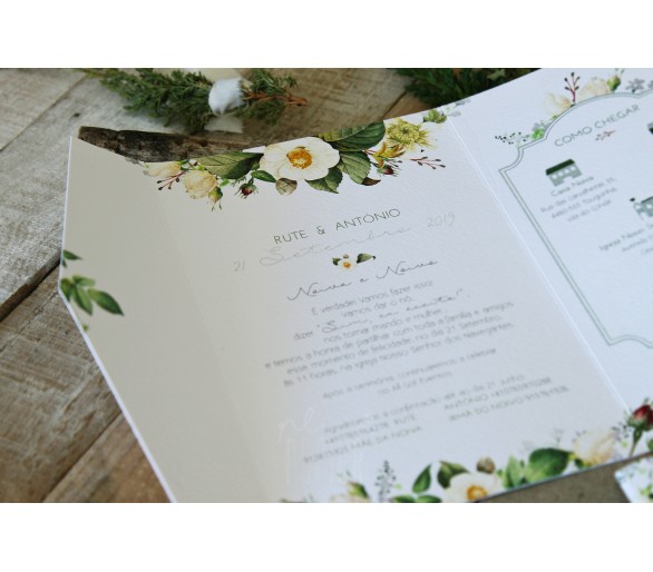 Convite de casamento floral com cinta de papel a fechar com etiqueta