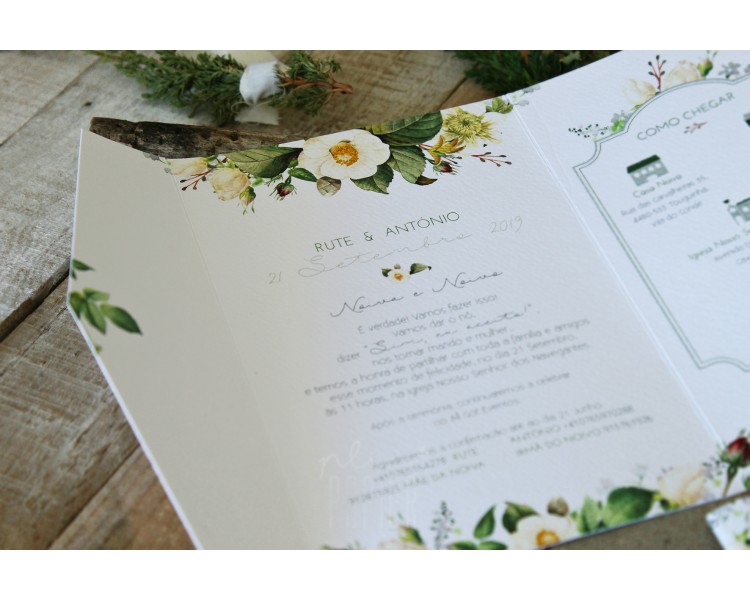 Convite de casamento floral com cinta de papel a fechar com etiqueta