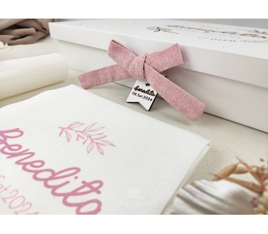 CJ37 CONJUNTO DE BATISMO COMPLETO, em linho - caixa de batismo branca, vela com laço em linho, toalha estampada, concha floral