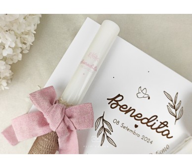 CJ37 CONJUNTO DE BATISMO COMPLETO, em linho - caixa de batismo branca, vela com laço em linho, toalha estampada, concha floral