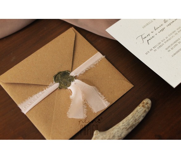 convite + envelope kraft com fita de tecido e lacre