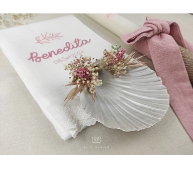 Concha de batismo em resina decorada com flores secas rosa e verde