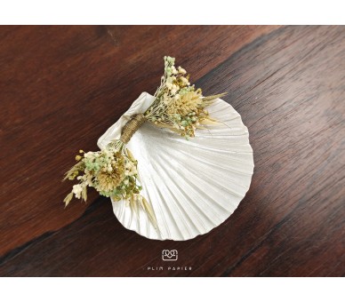 Concha de batismo em resina ou cerâmica decorada com flores secas - verde