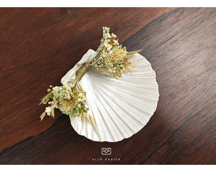 Concha de batismo em resina ou cerâmica decorada com flores secas - verde