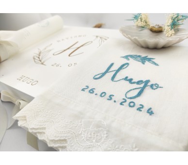 CJ20 CONJUNTO DE BATISMO COMPLETO - caixa, vela floral, toalha estampada, concha floral