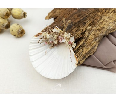 Concha de batismo decorada com flores secas + medalha com inicial