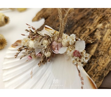 Concha de batismo decorada com flores secas + medalha com inicial
