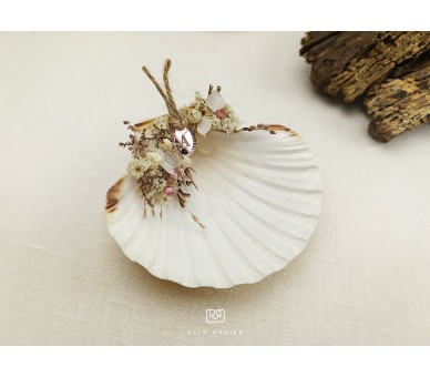 Concha de batismo decorada com flores secas + medalha com inicial