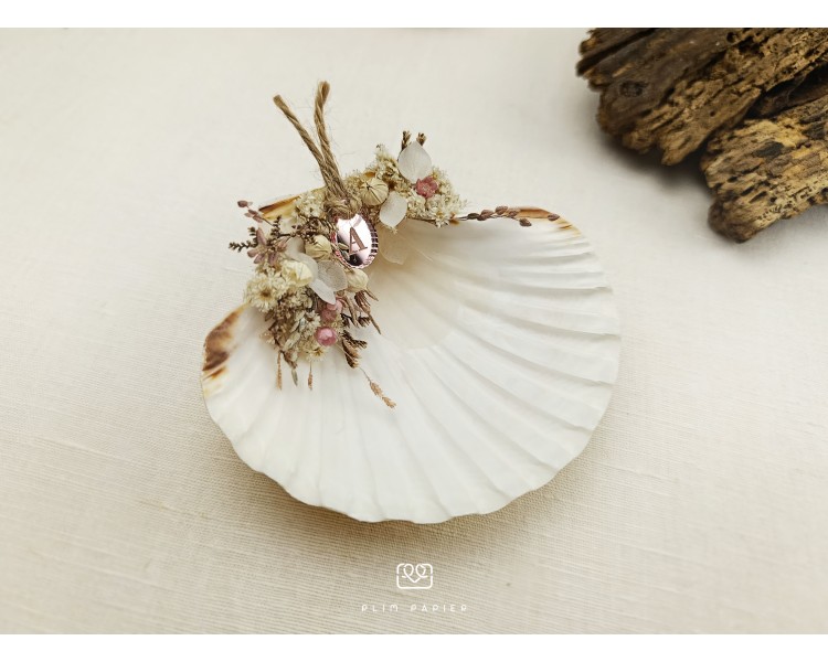 Concha de batismo decorada com flores secas + medalha com inicial