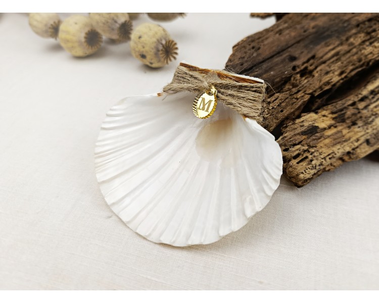 Concha de batismo decorada com cordel e medalha com inicial
