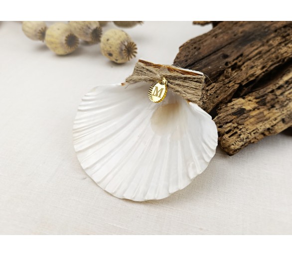 Concha de batismo decorada com cordel e medalha com inicial