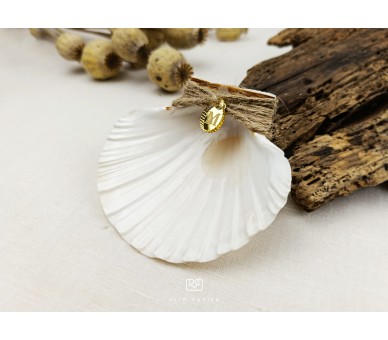 Concha de batismo decorada com cordel e medalha com inicial
