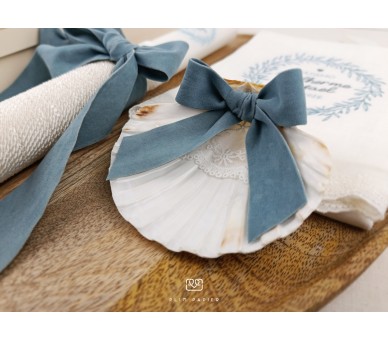 Concha de batismo em resina decorada com fita e renda