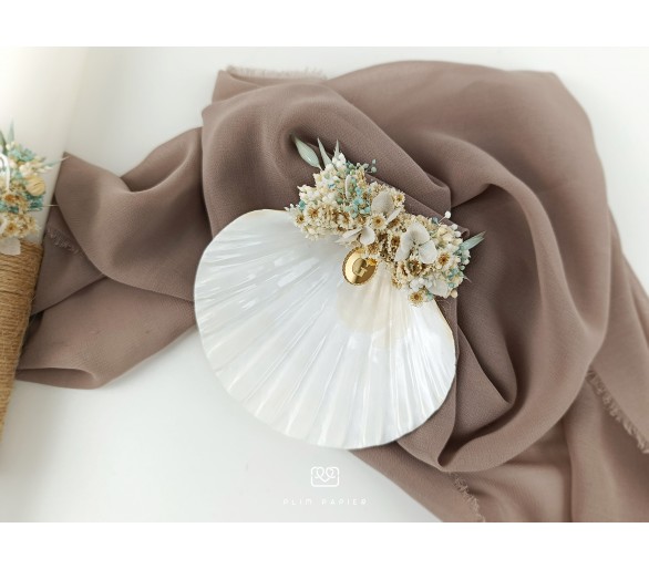 Concha de batismo decorada com flores secas + medalha com inicial
