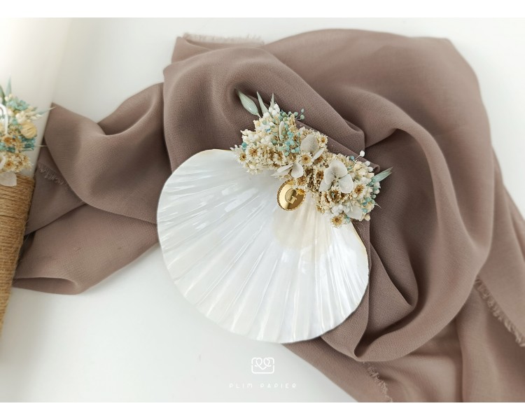 Concha de batismo decorada com flores secas + medalha com inicial