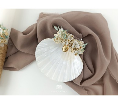 CJ45 CONJUNTO COMPLETO - Caixa, concha e vela florais + toalha com placa