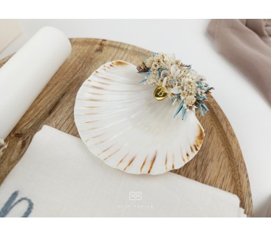 Concha de batismo decorada com flores secas + medalha com inicial