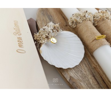 Concha de batismo decorada com flores secas + medalha com inicial