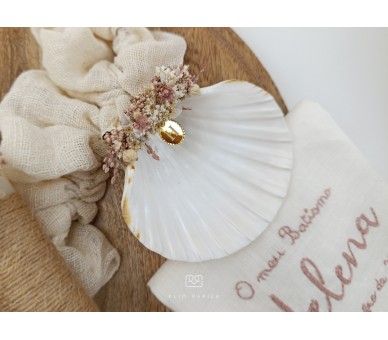 Concha de batismo decorada com flores secas + medalha com inicial