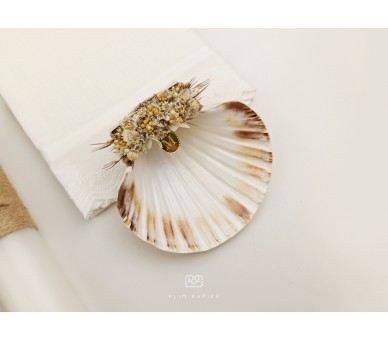 Concha de batismo decorada com flores secas + medalha com inicial