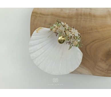 Concha de batismo decorada com flores secas + medalha com inicial