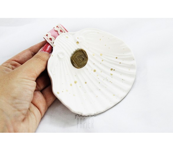 Concha de batismo cerâmica personalizada com lacre - inicial - Várias opções de fita à escolha