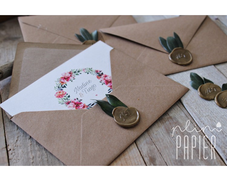 Convite de casamento floral a fechar com envelope kraft com lacre e folhas de oliveira