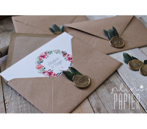 Convite de casamento floral com envelope fechado com lacre adornado com folhas de oliveira