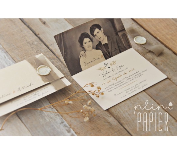convite com fotografia a fechar com fita tecido e lacre - Convite Bodas de Ouro BO1801