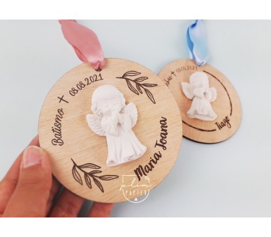 Pendente em madeira com anjo de gesso