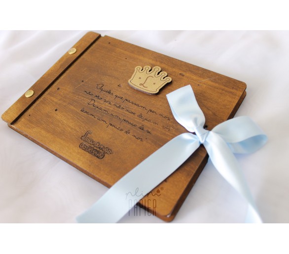 Livro de honra em madeira com coroa dourada