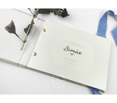 Livro de honra com capa em tecido e aplicação de asas em marfinite