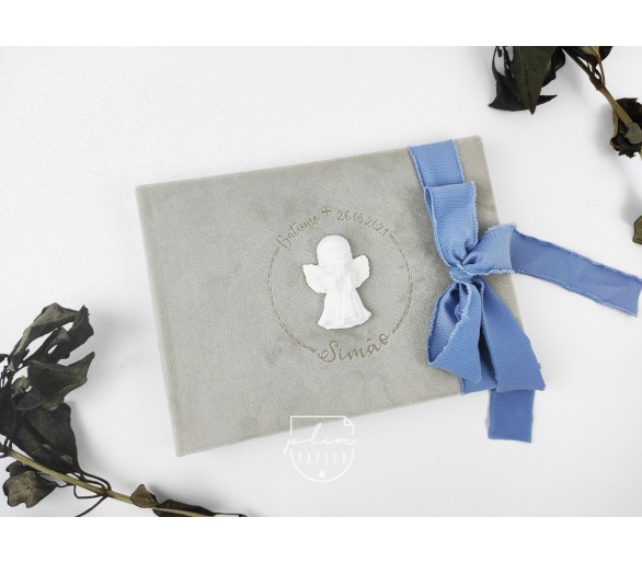 Livro de honra com capa em tecido e aplicação de anjo em gesso perfumado