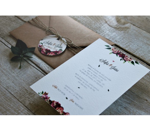 Convite de casamento floral com envelope fechado com laço em cordel e etiqueta personalizada