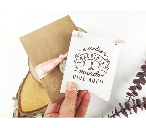 mini placa A MELHOR MADRINHA+ embalagem com etiqueta de madeira