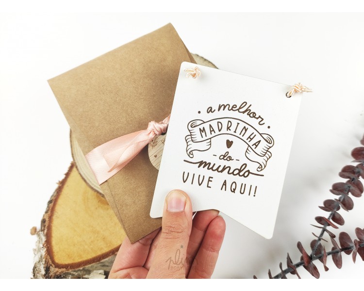 mini placa A MELHOR MADRINHA+ embalagem com etiqueta de madeira