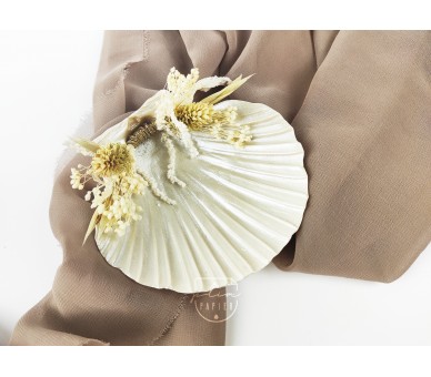 Concha de batismo em resina decorada com flores secas
